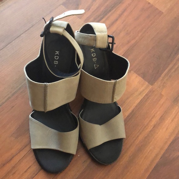 KELSIE DAGGER Taupe Heels - Picture 2 of 3